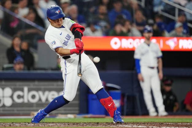 June 25, 2026, Toronto, On, CANADA: Toronto Blue Jays Kazuma Okamoto (7) hits a two-run home run against the Texas Rangers during ninth inning MLB, Baseball Herren, USA baseball action in Toronto, on Thursday, June 25, 2026. Canada News - June 25, 2026  - ZUMAc35_ 20260625_zaf_c35_132 Copyright: xNathanxDenettex