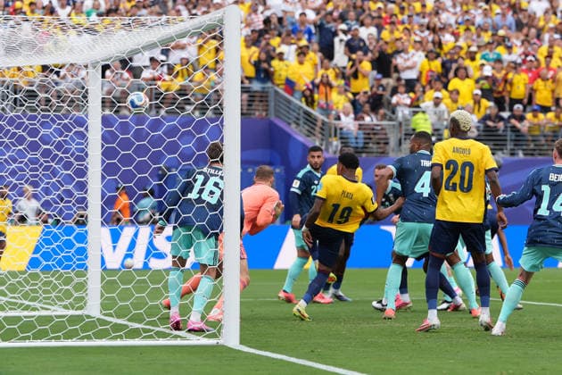 Torwart Manuel Neuer (Deutschland Germany) flutscht der Ball durch ins eigene Netz zum 1:2 - New York 25.06.2026: Deutschland vs. Ecuador, MetLife Stadium, World Cup 26 Gruppe E, 3. Spieltag *** Goalkeeper Manuel Neuer of Germany lets the ball slip past him into his own net, making the score 1–2. New York, June 25, 2026. Germany vs. Ecuador, MetLife Stadium, World Cup 26, Group E, Matchday 3