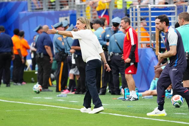 Trainer Coach Sebastian Beccacece (Ecuador) feuert sein Team an - New York 25.06.2026: Deutschland vs. Ecuador, MetLife Stadium, World Cup 26 Gruppe E, 3. Spieltag *** Coach Sebastian Beccacece of Ecuador cheers on his team New York, June 25, 2026 Germany vs. Ecuador, MetLife Stadium, World Cup 26, Group E, Matchday 3