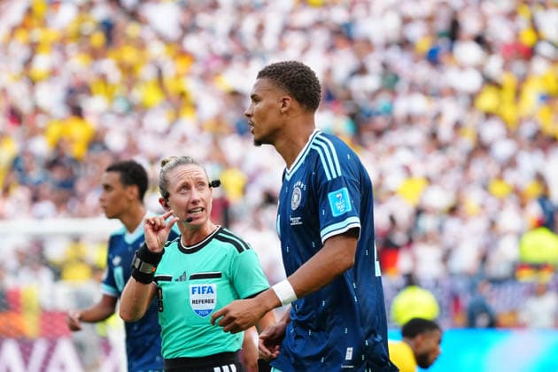 Schiedsrichterin Tori Penso ermahnt Malick Thiaw (Deutschland Germany) - New York 25.06.2026: Deutschland vs. Ecuador, MetLife Stadium, World Cup 26 Gruppe E, 3. Spieltag *** Referee Tori Penso cautions Malick Thiaw Germany New York June 25, 2026 Germany vs. Ecuador, MetLife Stadium, World Cup 26 Group E, Matchday 3