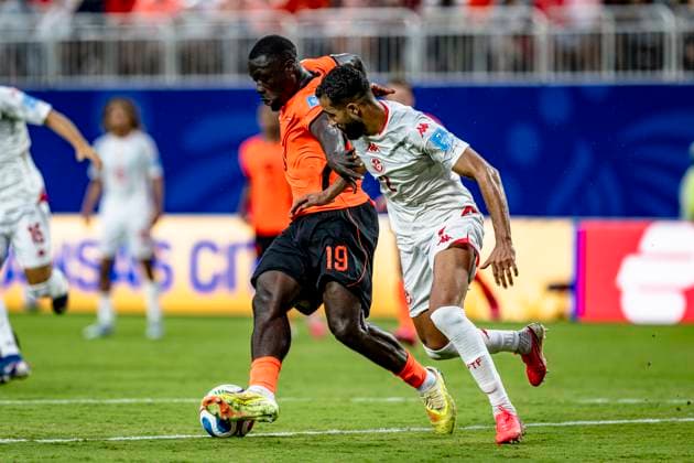 KANSAS CITY - (l-r) Brian Brobbey of the Netherlands and Ali Abdi of Tunisia during the 2026 World Cup at Arrowhead Stadium on June 25, 2026 in Kansas City United States. (Photo by Stefan Koops EYE4IMAGES DeFodi Images) - *** KANSAS CITY l r Brian Brobbey of the Netherlands and Ali Abdi of Tunisia during the 2026 World Cup at Arrowhead Stadium on June 25, 2026, in Kansas City, United States. Photo by Stefan Koops, EYE4IMAGES, DeFodi Images