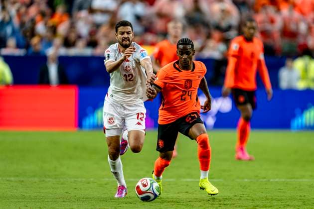 KANSAS CITY - (l-r) Mortadha Ben Ouanes of Tunisia and Crysencio Summerville of the Netherlands during the 2026 World Cup at Arrowhead Stadium on June 25, 2026 in Kansas City United States. (Photo by Stefan Koops EYE4IMAGES DeFodi Images) - *** KANSAS CITY l r Mortadha Ben Ouanes of Tunisia and Crysencio Summerville of the Netherlands during the 2026 World Cup at Arrowhead Stadium on June 25, 2026, in Kansas City, United States. Photo by Stefan Koops, EYE4IMAGES, DeFodi Images
