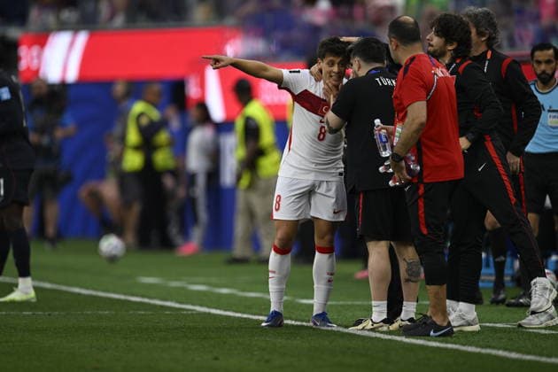Turkiye v USA - FIFA World Cup, WM, Weltmeisterschaft, Fussball 2026 - Group D LOS ANGELES, CALIFORNIA - JUNE 25: Arda Guler (8) of Turkiye talks to the technical team during the 2026 FIFA World Cup First Stage Group D match between Turkiye and USA at the Los Angeles Stadium (SoFi Stadium) in Inglewood, California, United States on June 25, 2026. Tayfun Coskun Anadolu California United States. Editorial use only. Please get in touch for any other usage.  Copyright: x2026xAnadoluxTayfunxCoskunx