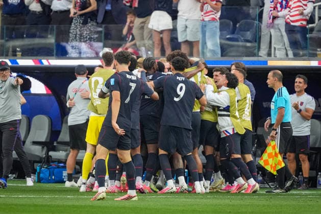 USA: Fußball FIFA World Cup, WM, Weltmeisterschaft, Fussball 2026 Gruppenphase Gruppe A Türkei vs USA SoFi Stadium (Inglewood, Los Angeles County, Kalifornien): Tor und Torjubel zum 1:0 durch Auston Trusty (USA, 6) Freude, Emotionen, Jubel *** USA Soccer 2026 FIFA World Cup Group Stage Group A Turkey vs. USA SoFi Stadium, Inglewood, Los Angeles County, California Goal and goal celebration following Auston Trusty s 1–0 goal for the USA, 6 Joy, emotions, cheering Copyright: xJOERANxSTEINSIEKx