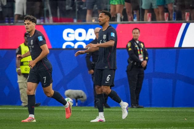 USA: Fußball FIFA World Cup, WM, Weltmeisterschaft, Fussball 2026 Gruppenphase Gruppe A Türkei vs USA SoFi Stadium (Inglewood, Los Angeles County, Kalifornien): Tor und Torjubel zum 1:0 durch Auston Trusty (USA, 6) Freude, Emotionen, Jubel *** USA Soccer 2026 FIFA World Cup Group Stage Group A Turkey vs. USA SoFi Stadium, Inglewood, Los Angeles County, California Goal and goal celebration following Auston Trusty s 1-0 goal for the USA, 6 Joy, emotions, cheering Copyright: xJOERANxSTEINSIEKx