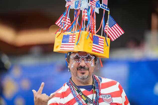 USA: Fußball FIFA World Cup, WM, Weltmeisterschaft, Fussball 2026 Gruppenphase Gruppe A Türkei vs USA SoFi Stadium (Inglewood, Los Angeles County, Kalifornien): USA-Fußballfan, Fanporträt, Porträt, Fankostüm, Käsehut, Cheesehead, Green Bay Packers, USA-Trikot, US Soccer, USA-Flaggen, Sternenbanner, Fanbrille, Gesichtsaufkleber, Nationalfarben, Rot-Weiß-Blau, Fankultur, Fußball-WM, World Cup, Supporter, Zuschauer, Stimmung, Patriotismus, Handgeste, Impression, Event, Fanartikel, Outfit, Nahaufnahme, Freistellercharakter *** USA Soccer FIFA World Cup 2026 Group Stage Group A Turkey vs. USA SoFi Stadium Inglewood, Los Angeles County, California USA soccer fan, fan portrait, portrait, fan costume, cheese hat, Cheesehead, Green Bay Packers, USA jersey, US Soccer, USA Flags, Stars and Stripes, Fan Glasses, Face Stickers, National Colors, Red White Blue, Fan Culture, Soccer World Cup, World Cup, Supporter, Spectator, Atmosphere, Patriotism, Hand Gesture, Impression, Event, Fan Merchandise, Outfit, Close-up, Cutout Character Copyright: xJOERANxSTEINSIEKx