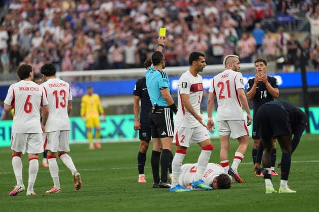 Turkiye v USA - FIFA World Cup, WM, Weltmeisterschaft, Fussball 2026 - Group D LOS ANGELES, CALIFORNIA - JUNE 25: Sebastian Berhalter (14) of USA receives yellow card during the 2026 FIFA World Cup First Stage Group D match between Turkiye and USA at the Los Angeles Stadium (SoFi Stadium) in Inglewood, California, United States on June 25, 2026. Tayfun Coskun Anadolu California United States. Editorial use only. Please get in touch for any other usage.  Copyright: x2026xAnadoluxTayfunxCoskunx