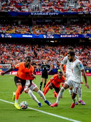 KANSAS CITY - Crysencio Summerville of the Netherlands and Ali Abdi of Tunisia during the 2026 World Cup at Arrowhead Stadium on June 25, 2026 in Kansas City United States. (Photo by Stefan Koops EYE4IMAGES DeFodi Images) - *** KANSAS CITY: Crysencio Summerville of the Netherlands and Ali Abdi of Tunisia during the 2026 World Cup at Arrowhead Stadium on June 25, 2026, in Kansas City, United States. Photo by Stefan Koops, EYE4IMAGES, DeFodi Images