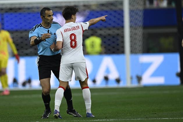 Turkiye v USA - FIFA World Cup, WM, Weltmeisterschaft, Fussball 2026 - Group D LOS ANGELES, CALIFORNIA - JUNE 25: Arda Guler (8) of Turkiye talks to referee Mustapha Ghorbal during the 2026 FIFA World Cup First Stage Group D match between Turkiye and USA at the Los Angeles Stadium (SoFi Stadium) in Inglewood, California, United States on June 25, 2026. Tayfun Coskun Anadolu California United States. Editorial use only. Please get in touch for any other usage.  Copyright: x2026xAnadoluxTayfunxCoskunx