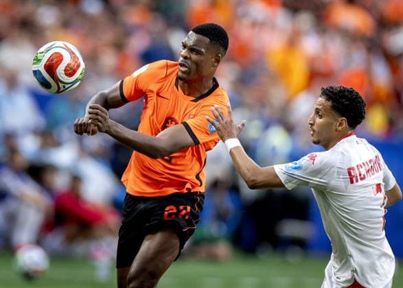 KANSAS - (lr) Denzel Dumfries of the Netherlands and Elias Achouri of Tunisia during the FIFA 2026 World Cup Group F match between Tunisia and the Netherlands at Kansas City Stadium on June 25, 2026, in Kansas, United States. KOEN VAN WEEL ANP FIFA World Cup, WM, Weltmeisterschaft, Fussball 2026 group stage 2026 xVIxANPxSportx xxANPxIVx 562008222 originalFilename: 562008222.jpg