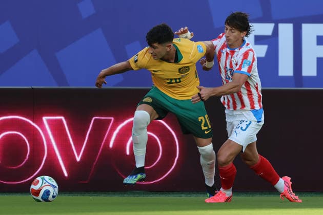 Matías Galarza (R) of Paraguay vies for the ball with Cristian Volpato (L) of Australia during the FIFA World Cup, WM, Weltmeisterschaft, Fussball 2026 Group D match between Paraguay and Australia at Levi s stadium in Santa Clara, California, United States, 25 June 2025. FIFA World Cup 2026 - Group D - Paraguay vs. Australia !ACHTUNG: NUR REDAKTIONELLE NUTZUNG!  Copyright: xMiguelxgutierrezx GR5367 20260626-55020713216_1
