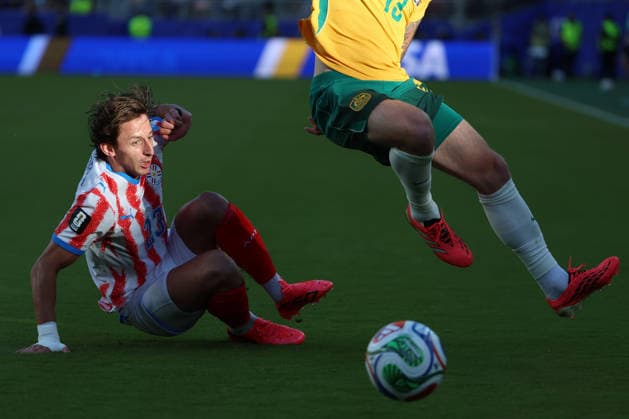 Matías Galarza (L) of Paraguay vies for the ball with Aiden Oneill (R) of Australia during the FIFA World Cup, WM, Weltmeisterschaft, Fussball 2026 Group D match between Paraguay and Australia at Levi s stadium in Santa Clara, California, United States, 25 June 2025. FIFA World Cup 2026 - Group D - Paraguay vs. Australia !ACHTUNG: NUR REDAKTIONELLE NUTZUNG!  Copyright: xMiguelxgutierrezx GR5368 20260626-55020713219_1