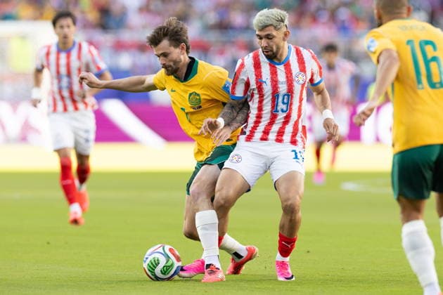 FIFA World Cup, WM, Weltmeisterschaft, Fussball 2026 - Group D - Paraguay vs Australia Australia s Conor Metcalfe and Paraguay s Julio Enciso (R) in action during the FIFA World Cup 2026 group stage match Paraguay against Australia, in Santa Clara, Califronia, USA, 25 June 2026. SANTA CLARA United States  Copyright: xBENJAMINxFANJOYx