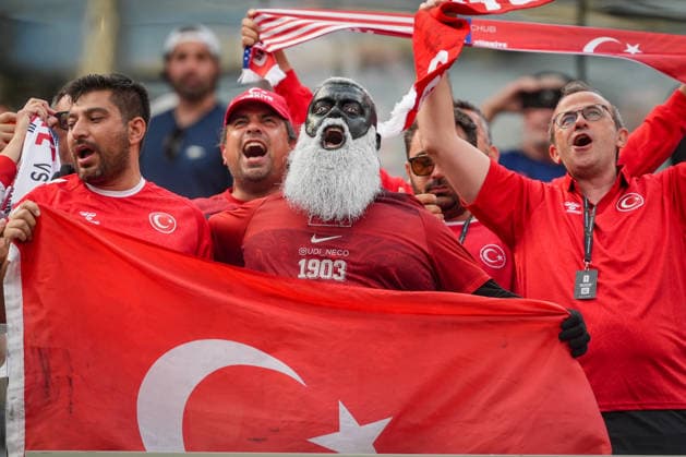 USA: Fußball FIFA World Cup, WM, Weltmeisterschaft, Fussball 2026 Gruppenphase Gruppe A Türkei vs USA SoFi Stadium (Inglewood, Los Angeles County, Kalifornien): Udi Neco (Necdet Ölcerman), türkischer Superfan, Türkei-Fan, Fanporträt, Porträt, Gesichtsbemalung, schwarzes Gesicht, weißer Bart, Fankostüm, Türkei-Trikot, Türkiye, Besiktas-Fan, Nationalmannschaft, Zuschauer, Tribüne, Fanblock, Jubel, Anfeuerung, Emotionen, Fankultur, Fußball-WM, World Cup, Stadion, Supporter, Impression *** USA Soccer 2026 FIFA World Cup Group Stage Group A Turkey vs. USA SoFi Stadium, Inglewood, Los Angeles County, California Udi Neco Necdet Ölcerman, Turkish superfan, Turkey fan, fan portrait, portrait, face paint, black face, white beard, fan costume, Turkey jersey, Türkiye, Besiktas fan, national team, spectator, stands, fan section, Cheering, Cheering On, Emotions, Fan Culture, Soccer World Cup, World Cup, Stadium, Supporter, Impression Copyright: xJOERANxSTEINSIEKx