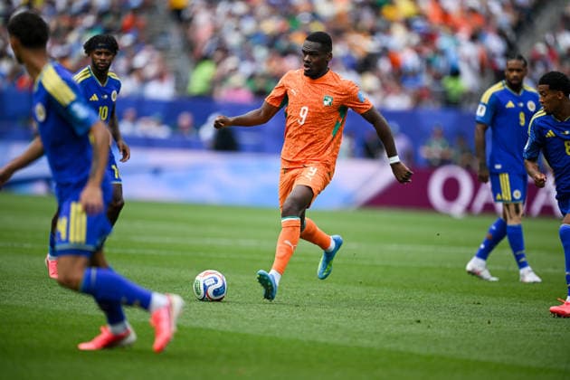 June 25, 2026, Philadelphia, Pennsylvania, United States: Curacao player, ROSHON VAN EIJMA (4) in action against Ivory Coast player, ANGE-YOAN BONNY (9) during the Group E World Cup match at Philadelphia Stadium World Cup 2026: Group E: Ivory Coast 2:0 Curacao  - ZUMArf1_ 20260625_spo_rf1_302 Copyright: xRickyxFitchettx