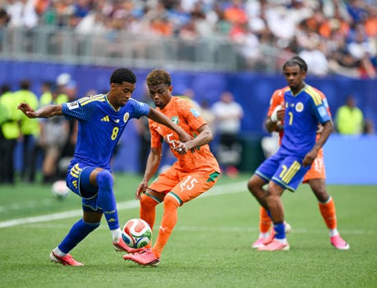 June 25, 2026, Philadelphia, Pennsylvania, United States: Curacao player, LIVANO COMENENCIA (8) in action against Ivory Coast player, AMAD DIALLO (15) during the Group E World Cup match at Philadelphia Stadium World Cup 2026: Group E: Ivory Coast 2:0 Curacao  - ZUMArf1_ 20260625_spo_rf1_305 Copyright: xRickyxFitchettx