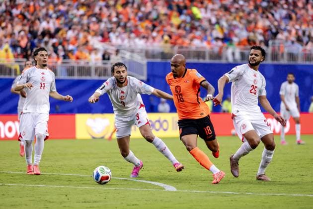 KANSAS - (lr) Ismael Gharbi of Tunisia, Montassar Talbi of Tunisia, Donyell Malen of the Netherlands and Anis Slimane of Tunisia during the FIFA 2026 World Cup Group F match between Tunisia and the Netherlands at Kansas City Stadium on June 25, 2026 in Kansas, United States. ROBIN VAN LONKHUIJSEN ANP FIFA World Cup, WM, Weltmeisterschaft, Fussball 2026 group stage 2026 xVIxANPxSportx xxANPxIVx 562008465 originalFilename: 562008465.jpg