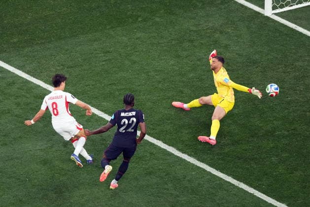 FIFA World Cup, WM, Weltmeisterschaft, Fussball 2026 - Group D - Turkey vs USA Turkey™s Arda Guler (L) scores the 1-1 goal during the FIFA World Cup 2026 group stage match Turkey against USA, in Los Angeles, Califronia, USA, 25 June 2026. LOS ANGELES United States  Copyright: xSCOTTxSTRAZZANTEx