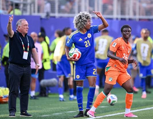June 25, 2026, Philadelphia, Pennsylvania, United States: Curacao head coach, DICK ADVOCAAT, and TAHITH CHONG (21) in action during the Group E World Cup match at Philadelphia Stadium World Cup 2026: Group E: Ivory Coast 2:0 Curacao  - ZUMArf1_ 20260625_spo_rf1_328 Copyright: xRickyxFitchettx