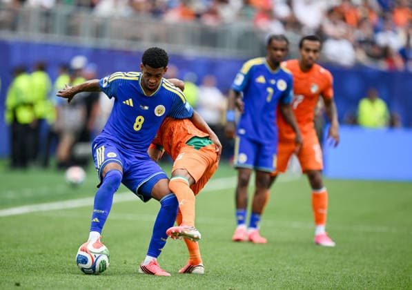 June 25, 2026, Philadelphia, Pennsylvania, United States: Curacao player, LIVANO COMENENCIA (8) in action against Ivory Coast player, AMAD DIALLO (15) during the Group E World Cup match at Philadelphia Stadium World Cup 2026: Group E: Ivory Coast 2:0 Curacao  - ZUMArf1_ 20260625_spo_rf1_306 Copyright: xRickyxFitchettx