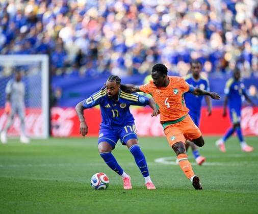 June 25, 2026, Philadelphia, Pennsylvania, United States: Curacao TYBRANDLEY KUWAS (17) in action against Ivory CoastoÂ¢Ã¢öÂ¬Ã¢Â¢s player, JEAN MICHAEL SERI (4) during the Group E World Cup match at Philadelphia Stadium World Cup 2026: Group E: Ivory Coast 2:0 Curacao  - ZUMArf1_ 20260625_spo_rf1_340 Copyright: xRickyxFitchettx