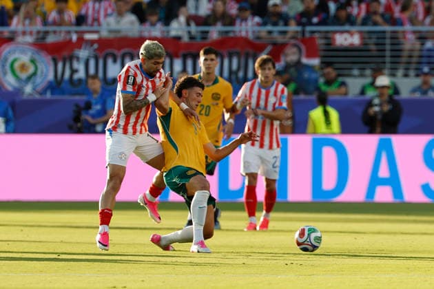 SOCCER PARAGUAY AUSTRALIA WORLD CUP, Alessandro Circati of Australia is tackled by Julio Enciso of Paraguay during the Group D match between Paraguay and Australia as part of the Men™s FIFA 2026 World Cup at San Francisco Bay Area Stadium in California, USA, Friday, June 26, 2026. ( NO ARCHIVING, EDITORIAL USE ONLY SAN FRANCISCO CALIFORNIA UNITED STATES  Copyright: xJASONxHENRYx 20260626156668581118