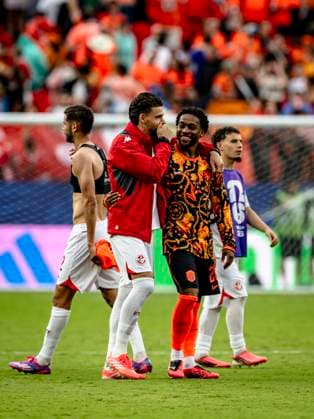 KANSAS CITY - (l-r) Dylan Bronn of Tunisia and Quinten Timber of the Netherlands during the 2026 World Cup at Arrowhead Stadium on June 25, 2026 in Kansas City United States. (Photo by Stefan Koops EYE4IMAGES DeFodi Images) - *** KANSAS CITY l r Dylan Bronn of Tunisia and Quinten Timber of the Netherlands during the 2026 World Cup at Arrowhead Stadium on June 25, 2026, in Kansas City, United States. Photo by Stefan Koops, EYE4IMAGES, DeFodi Images