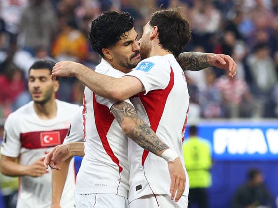 Turkey s Orkun Kokcu (6) celebrates with teammate Evren Eren ElmalÄ± after scoring a goal against the United States in the first half of a FIFA World Cup, WM, Weltmeisterschaft, Fussball match at Los Angeles Stadium in Los Angeles, on Thursday, June 25, 2026.  LAP20260625815 CHRISTIANxBRUNSKILL
