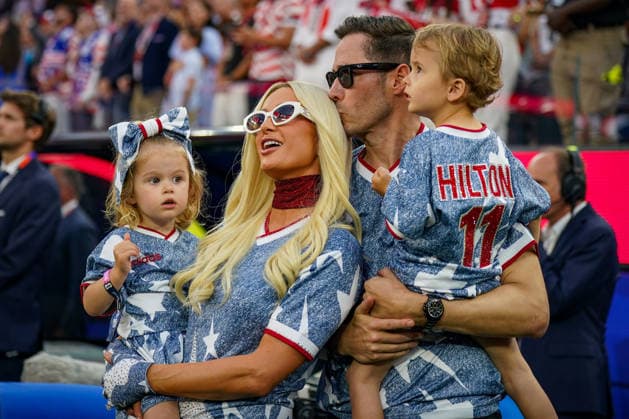 USA: Fußball FIFA World Cup, WM, Weltmeisterschaft, Fussball 2026 Gruppenphase Gruppe A Türkei vs USA SoFi Stadium (Inglewood, Los Angeles County, Kalifornien): Paris Hilton, Carter Reum, Phoenix Reum, London Reum, Familie, Familienporträt, Prominente, Celebrity, VIP-Gast, USA-Fußballfans, USA-Familie, Eltern mit Kindern, Kinder, Zuschauer, Tribüne, USA-Trikots, US Soccer, Fankultur, Fußball-WM, FIFA World Cup 2026, World Cup, Stadion, Event, Impression, Patriotismus, Nationalfarben *** USA Soccer FIFA World Cup 2026 Group Stage Group A Turkey vs. USA SoFi Stadium, Inglewood, Los Angeles County, California Paris Hilton, Carter Reum, Phoenix Reum, London Reum, family, family portrait, celebrities, Celebrity, VIP Guest, U.S. Soccer Fans, U.S. Family, Parents with Children, Children, Spectators, Stands, U.S. Jerseys, U.S. Soccer, Fan Culture, World Cup, FIFA World Cup 2026, World Cup, Stadium, Event, Impression, Patriotism, National Colors Copyright: xJOERANxSTEINSIEKx