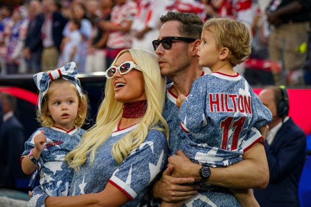 USA: Fußball FIFA World Cup, WM, Weltmeisterschaft, Fussball 2026 Gruppenphase Gruppe A Türkei vs USA SoFi Stadium (Inglewood, Los Angeles County, Kalifornien): Paris Hilton, Carter Reum, Phoenix Reum, London Reum, Familie, Familienporträt, Prominente, Celebrity, VIP-Gast, USA-Fußballfans, USA-Familie, Eltern mit Kindern, Kinder, Zuschauer, Tribüne, USA-Trikots, US Soccer, Fankultur, Fußball-WM, FIFA World Cup 2026, World Cup, Stadion, Event, Impression, Patriotismus, Nationalfarben *** USA Soccer FIFA World Cup 2026 Group Stage Group A Turkey vs. USA SoFi Stadium, Inglewood, Los Angeles County, California Paris Hilton, Carter Reum, Phoenix Reum, London Reum, family, family portrait, celebrities, Celebrity, VIP Guest, U.S. Soccer Fans, U.S. Family, Parents with Children, Children, Spectators, Stands, U.S. Jerseys, U.S. Soccer, Fan Culture, World Cup, FIFA World Cup 2026, World Cup, Stadium, Event, Impression, Patriotism, National Colors Copyright: xJOERANxSTEINSIEKx