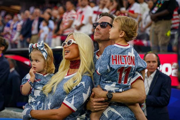 USA: Fußball FIFA World Cup, WM, Weltmeisterschaft, Fussball 2026 Gruppenphase Gruppe A Türkei vs USA SoFi Stadium (Inglewood, Los Angeles County, Kalifornien): Paris Hilton, Carter Reum, Phoenix Reum, London Reum, Familie, Familienporträt, Prominente, Celebrity, VIP-Gast, USA-Fußballfans, USA-Familie, Eltern mit Kindern, Kinder, Zuschauer, Tribüne, USA-Trikots, US Soccer, Fankultur, Fußball-WM, FIFA World Cup 2026, World Cup, Stadion, Event, Impression, Patriotismus, Nationalfarben *** USA Soccer FIFA World Cup 2026 Group Stage Group A Turkey vs. USA SoFi Stadium, Inglewood, Los Angeles County, California Paris Hilton, Carter Reum, Phoenix Reum, London Reum, family, family portrait, celebrities, Celebrity, VIP Guest, U.S. Soccer Fans, U.S. Family, Parents with Children, Children, Spectators, Stands, U.S. Jerseys, U.S. Soccer, Fan Culture, World Cup, FIFA World Cup 2026, World Cup, Stadium, Event, Impression, Patriotism, National Colors Copyright: xJOERANxSTEINSIEKx