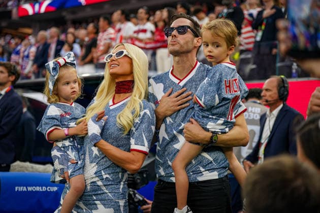 USA: Fußball FIFA World Cup, WM, Weltmeisterschaft, Fussball 2026 Gruppenphase Gruppe A Türkei vs USA SoFi Stadium (Inglewood, Los Angeles County, Kalifornien): Paris Hilton, Carter Reum, Phoenix Reum, London Reum, Familie, Familienporträt, Prominente, Celebrity, VIP-Gast, USA-Fußballfans, USA-Familie, Eltern mit Kindern, Kinder, Zuschauer, Tribüne, USA-Trikots, US Soccer, Fankultur, Fußball-WM, FIFA World Cup 2026, World Cup, Stadion, Event, Impression, Patriotismus, Nationalfarben *** USA Soccer FIFA World Cup 2026 Group Stage Group A Turkey vs. USA SoFi Stadium, Inglewood, Los Angeles County, California Paris Hilton, Carter Reum, Phoenix Reum, London Reum, family, family portrait, celebrities, Celebrity, VIP Guest, U.S. Soccer Fans, U.S. Family, Parents with Children, Children, Spectators, Stands, U.S. Jerseys, U.S. Soccer, Fan Culture, World Cup, FIFA World Cup 2026, World Cup, Stadium, Event, Impression, Patriotism, National Colors Copyright: xJOERANxSTEINSIEKx