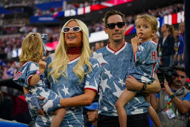 USA: Fußball FIFA World Cup, WM, Weltmeisterschaft, Fussball 2026 Gruppenphase Gruppe A Türkei vs USA SoFi Stadium (Inglewood, Los Angeles County, Kalifornien): Paris Hilton, Carter Reum, Phoenix Reum, London Reum, Familie, Familienporträt, Prominente, Celebrity, VIP-Gast, USA-Fußballfans, USA-Familie, Eltern mit Kindern, Kinder, Zuschauer, Tribüne, USA-Trikots, US Soccer, Fankultur, Fußball-WM, FIFA World Cup 2026, World Cup, Stadion, Event, Impression, Patriotismus, Nationalfarben *** USA Soccer FIFA World Cup 2026 Group Stage Group A Turkey vs. USA SoFi Stadium, Inglewood, Los Angeles County, California Paris Hilton, Carter Reum, Phoenix Reum, London Reum, family, family portrait, celebrities, Celebrity, VIP Guest, U.S. Soccer Fans, U.S. Family, Parents with Children, Children, Spectators, Stands, U.S. Jerseys, U.S. Soccer, Fan Culture, World Cup, FIFA World Cup 2026, World Cup, Stadium, Event, Impression, Patriotism, National Colors Copyright: xJOERANxSTEINSIEKx