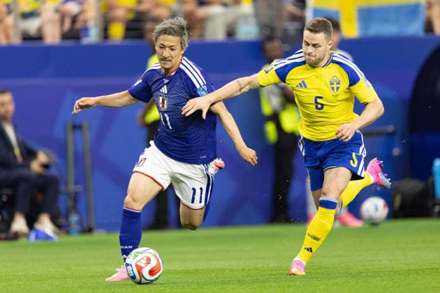 June 25, 2026, Arlington, Texas, USA: Sweden defender GABRIEL GUDMUNDSSON (5) (right) chases Japan midfielder DAIZEN MAEDA (11) (left) during a Group F 2026 FIFA World Cup, WM, Weltmeisterschaft, Fussball match between Japan and Sweden at Dallas Stadium in Arlington, Texas. Arlington USA - ZUMAh193 20260625_zsp_h193_027 Copyright: xDanielxMcGregor-Huyerx