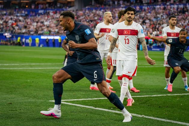 USA: Fußball FIFA World Cup, WM, Weltmeisterschaft, Fussball 2026 Gruppenphase Gruppe A Türkei vs USA SoFi Stadium (Inglewood, Los Angeles County, Kalifornien): Tor und Torjubel zum 1:0 durch Auston Trusty (USA, 6) Freude, Emotionen, Jubel *** USA Soccer 2026 FIFA World Cup Group Stage Group A Turkey vs. USA SoFi Stadium, Inglewood, Los Angeles County, California Goal and goal celebration following Auston Trusty s 1-0 goal for the USA, 6 Joy, emotions, cheering Copyright: xJOERANxSTEINSIEKx