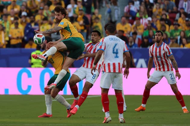 Diego Gómez (C) of Paraguay vies for the ball with Connor Metcalfe (2-L) of Australia during the FIFA World Cup, WM, Weltmeisterschaft, Fussball 2026 Group D match between Paraguay and Australia at Levi s stadium in Santa Clara, California, United States, 25 June 2025. FIFA World Cup 2026 - Group D - Paraguay vs. Australia !ACHTUNG: NUR REDAKTIONELLE NUTZUNG!  Copyright: xMiguelxgutierrezx GR5379 20260626-55020713324_1
