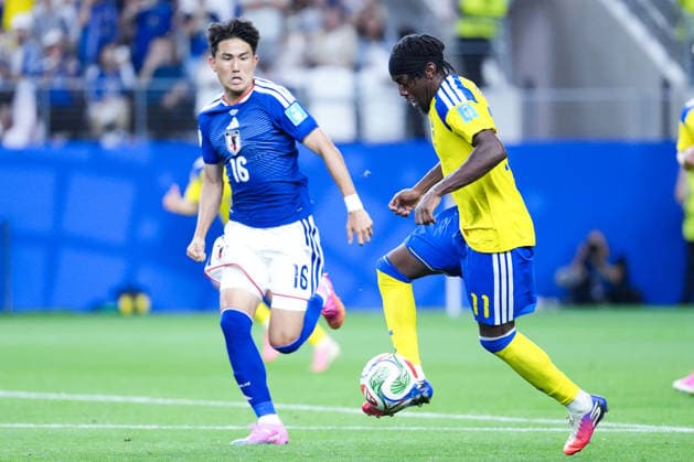 Anthony Elanga of Sweden (R) controls the ball under pressure from Tsuyoshi Watanabe of Japan (L) during a FIFA Men’s World Cup 2026 Group Stage football match between Japan and Sweden at Dallas Stadium, in East Rutherford on June 25th 2026 (Photo by Alexandra Fechete SPP)  Copyright: xAlexandraxFechete SPPx Sportspressphoto_SPR177315