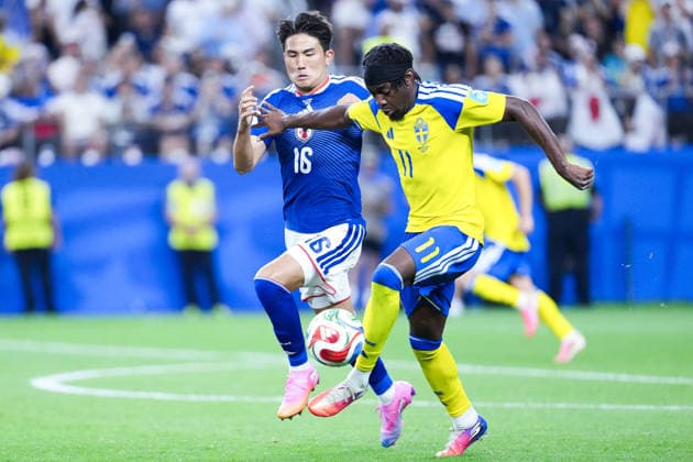 Anthony Elanga of Sweden (R) runs with ball under pressure from Tsuyoshi Watanabe of Japan (L) during a FIFA Men’s World Cup 2026 Group Stage football match between Japan and Sweden at Dallas Stadium, in East Rutherford on June 25th 2026 (Photo by Alexandra Fechete SPP)  Copyright: xAlexandraxFechete SPPx Sportspressphoto_SPR177317