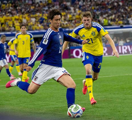 June 25, 2026, Arlington, Texas, USA: Japan player 15 MF DAICHI KAMADA passing the ball, with Sweden player on the attack Arlington USA - ZUMAm147 20260625_zap_m147_018 Copyright: xHossxMcBainx