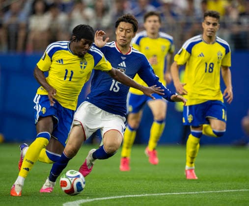 June 25, 2026, Arlington, Texas, USA: Sweden player 11 Fwd ANTHONY ELANGA dribbling past Japanese player 15 MF DAICHI KAMADA Arlington USA - ZUMAm147 20260625_zap_m147_027 Copyright: xHossxMcBainx