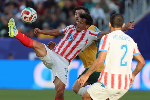 Andrés Cubas (L) of Paraguay vies for the ball with Connor Metcalfe (C) of Australia during the FIFA World Cup, WM, Weltmeisterschaft, Fussball 2026 Group D match between Paraguay and Australia at Levi s stadium in Santa Clara, California, United States, 25 June 2025. FIFA World Cup 2026 - Group D - Paraguay vs. Australia !ACHTUNG: NUR REDAKTIONELLE NUTZUNG!  Copyright: xMiguelxgutierrezx GR5401 20260626-55020713360_1