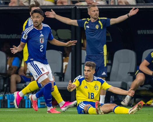 June 25, 2026, Arlington, Texas, USA: Japan player 2 D YUKINARI SUGAWARA making sure he didnÃ¢â‚¬â ¢t cause a penalty against Sweden player 18 Mid YASIN AYARI Arlington USA - ZUMAm147 20260625_zap_m147_015 Copyright: xHossxMcBainx