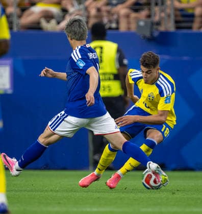 June 25, 2026, Arlington, Texas, USA: Japan player 11 F DAIZEN MAEDA battling against Sweden player 18 Mid YASIN AYARI Arlington USA - ZUMAm147 20260625_zap_m147_016 Copyright: xHossxMcBainx