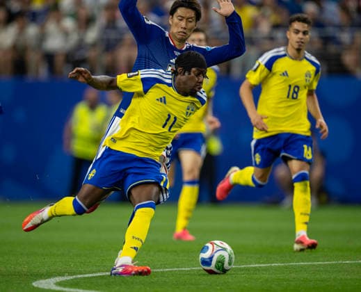 June 25, 2026, Arlington, Texas, USA: Sweden player 11 Fwd ANTHONY ELANGA dribbling past Japanese player 15 MF DAICHI KAMADA World Cup 2026: Sweden-V-Japan 1-1  - ZUMAm147 20260625_zap_m147_023 Copyright: xHossxMcBainx