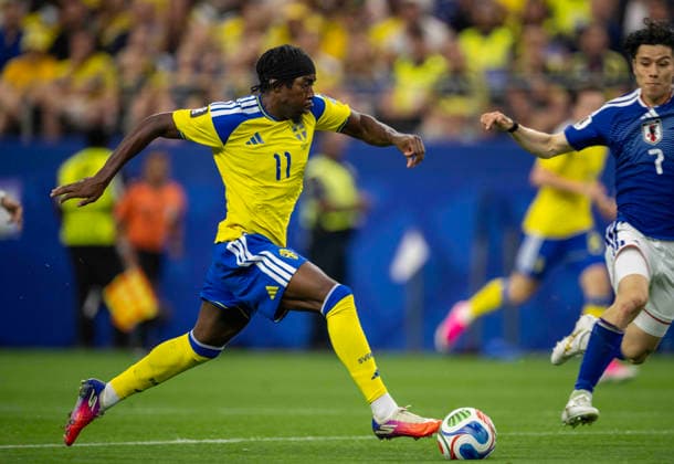 June 25, 2026, Arlington, Texas, USA: Sweden player 11 Fwd ANTHONY ELANGA dribbling past Japanese player 15 MF DAICHI KAMADA World Cup 2026: Sweden-V-Japan 1-1  - ZUMAm147 20260625_zap_m147_029 Copyright: xHossxMcBainx