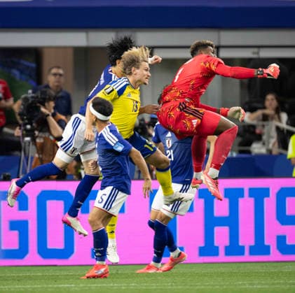 June 25, 2026, Arlington, Texas, USA: Japanese players 1 GK ZION SUZUKI, 21 D HIROKI ITO and 5 D YUTO NAGATOMO fighting for the ball against Sweden player 15 Def CARL STARFELT World Cup 2026: Sweden-V-Japan 1-1  - ZUMAm147 20260625_zap_m147_032 Copyright: xHossxMcBainx