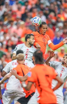 JUNE 25, 2026: Netherlands defender Virgil Van Dijk (4) takes the header towards the goal against Tunisia at Kansas City Stadium in Kansas City, MO. CSM Kansas City United States - ZUMAc04_ 20260625_zma_c04_338 Copyright: xRomanxPunox