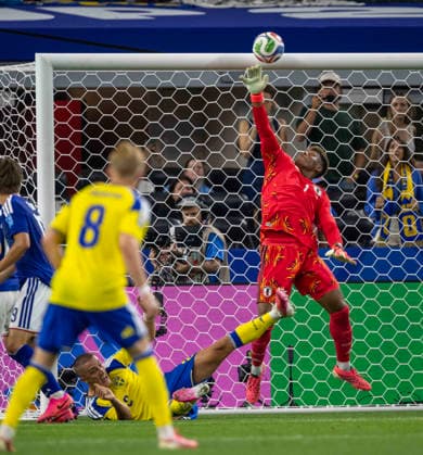 June 25, 2026, Arlington, Texas, USA: Japanese player 1 GK ZION SUZUKI saving a goal attempt late in the second half, with Sweden player 8 Def DANIEL SVENSSON looking on World Cup 2026: Sweden-V-Japan 1-1  - ZUMAm147 20260625_zap_m147_038 Copyright: xHossxMcBainx