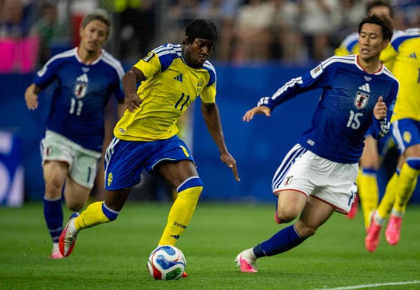 June 25, 2026, Arlington, Texas, USA: Sweden player 11 Fwd ANTHONY ELANGA dribbling past Japanese players 11 F DAIZEN MAEDA and 15 MF DAICHI KAMADA World Cup 2026: Sweden-V-Japan 1-1  - ZUMAm147 20260625_zap_m147_041 Copyright: xHossxMcBainx