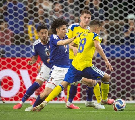 June 25, 2026, Arlington, Texas, USA: Japan player 7 MF AO TANAKA trying to steal from Sweden player 18 Mid YASIN AYARI World Cup 2026: Sweden-V-Japan 1-1  - ZUMAm147 20260625_zap_m147_043 Copyright: xHossxMcBainx